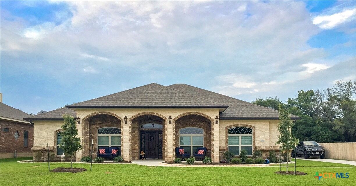 Property Photo:  1203 Old Oak Road  TX 76548 