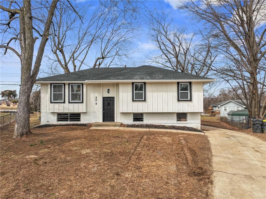 Property Photo: 303 SW 25th Street MO 64015