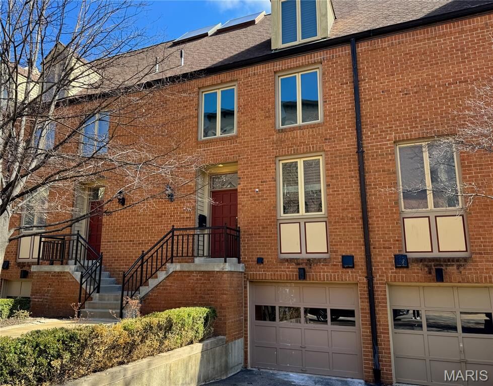 Property Photo:  104 W Pine Place 2  MO 63108 