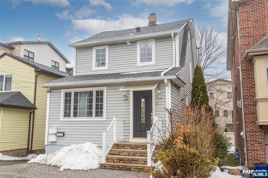 Property Photo:  811 Inwood Terrace  NJ 07024 