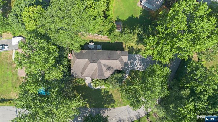 Property Photo:  5 Kenyon Court  NJ 07648 