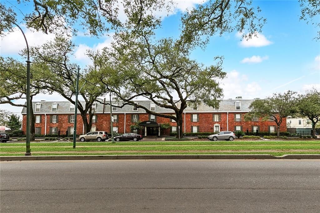 Property Photo: 3201 St Charles Avenue 105 LA 70115