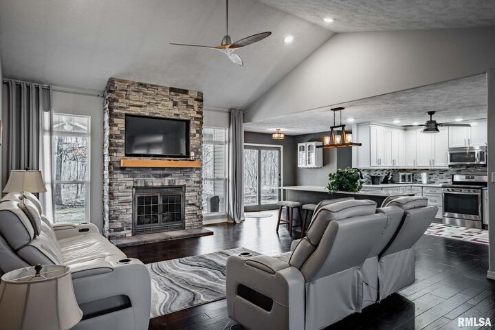 Property Photo:  1818 Calico Road  IL 62959 