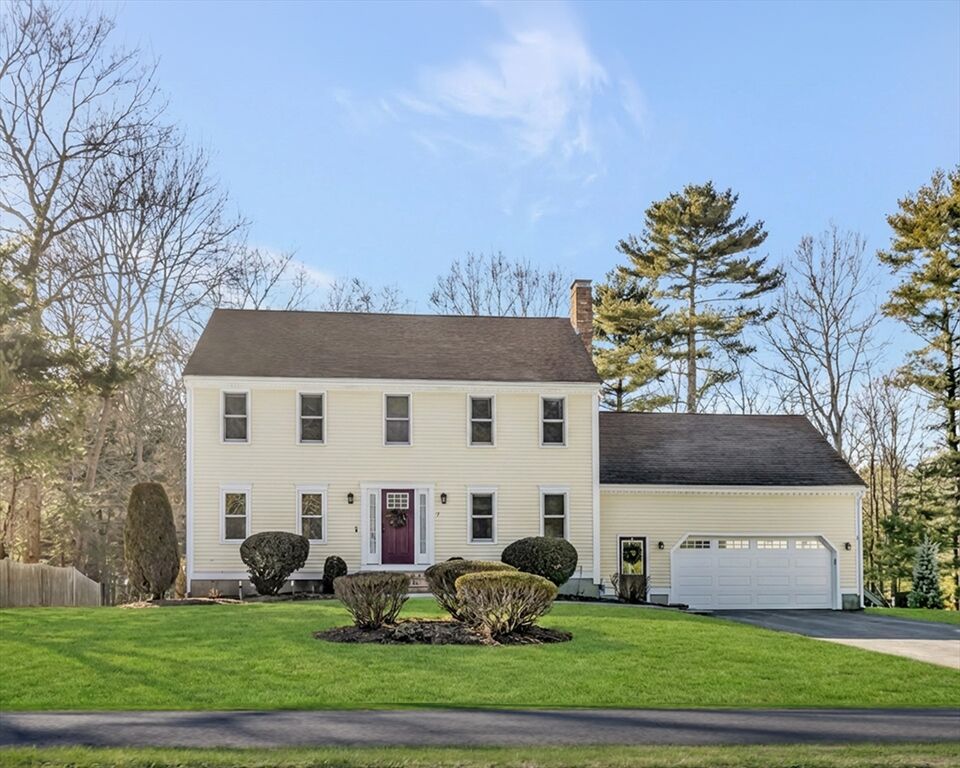 Property Photo:  7 Fieldstone Dr  MA 02048 