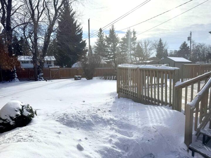 Property Photo:  1033 16 Avenue  AB T9W 1K3 