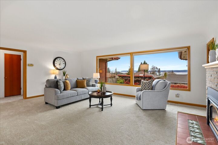 Property Photo:  411  Crown Drive  WA 98203 