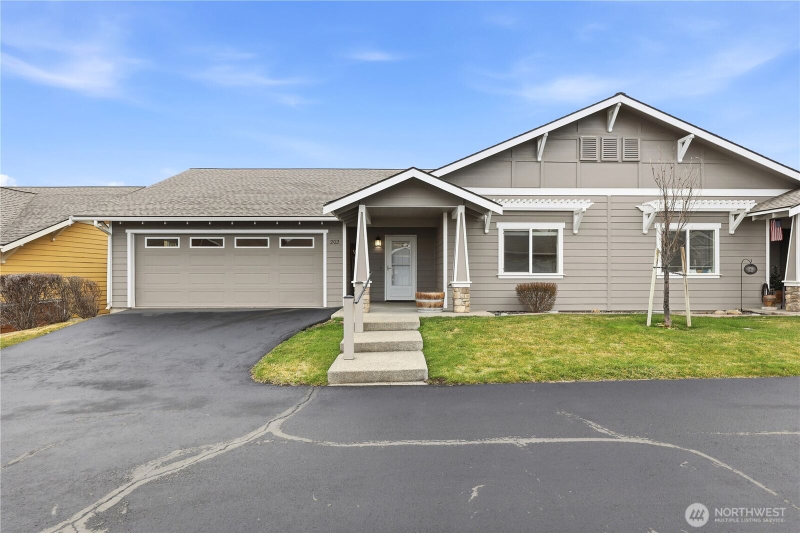 Property Photo:  803 S Willow Street 202  WA 98926 