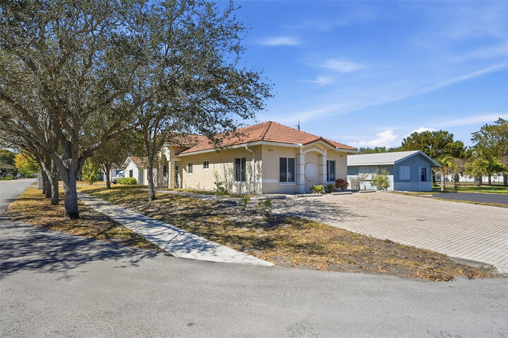 Property Photo:  911 NE 12th Avenue  FL 33060 