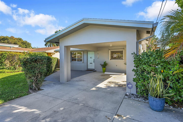 Property Photo: 712 NE 34th Court FL 33334