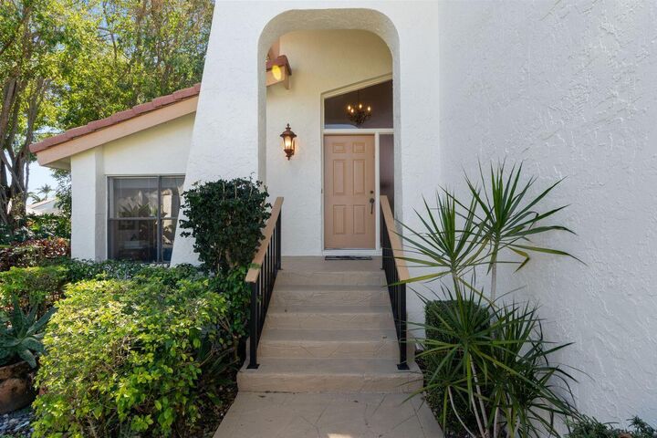 Property Photo: 5787 Lakeview Mews Place FL 33437