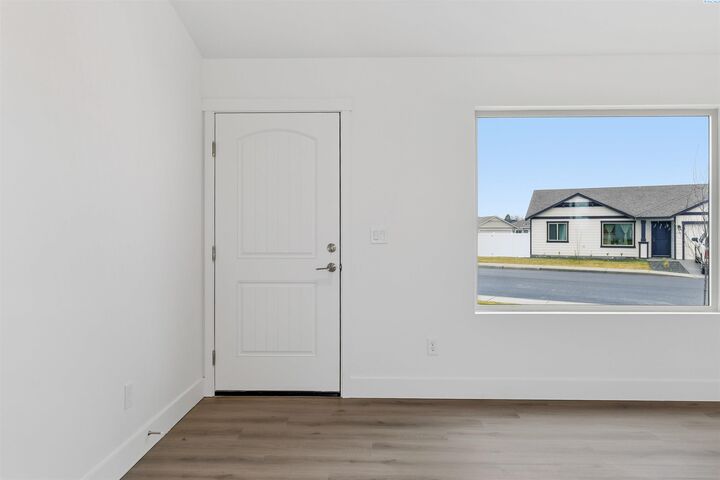 Property Photo: 604 Vineyard St WA 98930