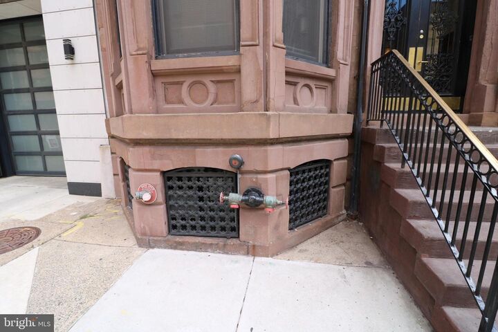 Property Photo:  2112 Walnut Street  PA 19103 