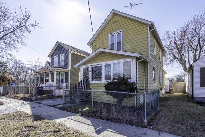 Property Photo:  614 Walnut Street  IL 60085 