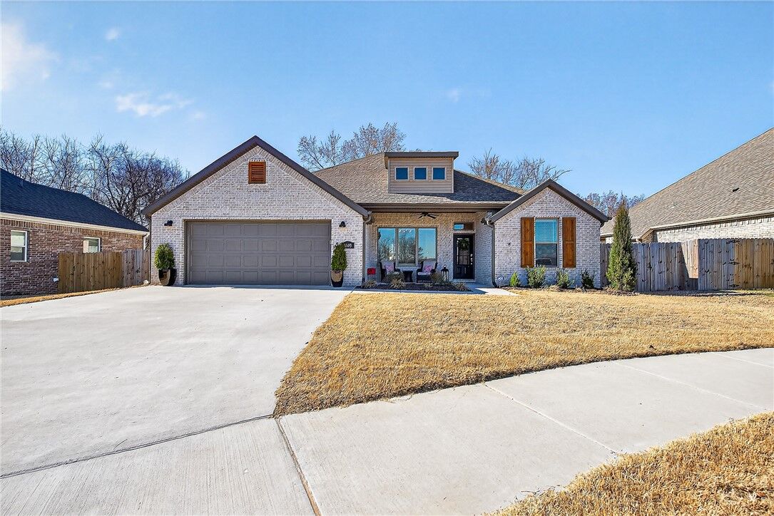 Property Photo:  1669 N Pershing Street  AR 72704 