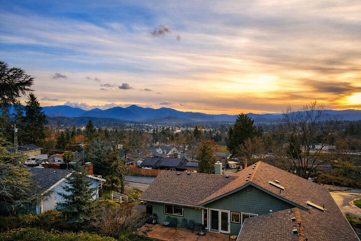 Property Photo: 1305 NE Roseana Drive OR 97526