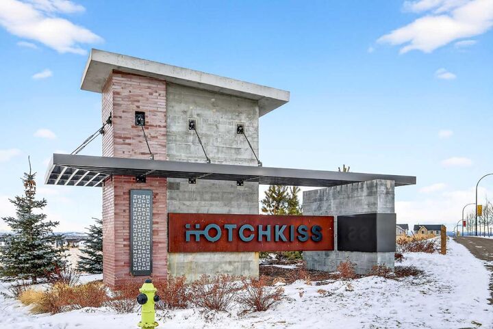 Property Photo: 321 Hotchkiss Drive SE 1404 AB T3S 0X5