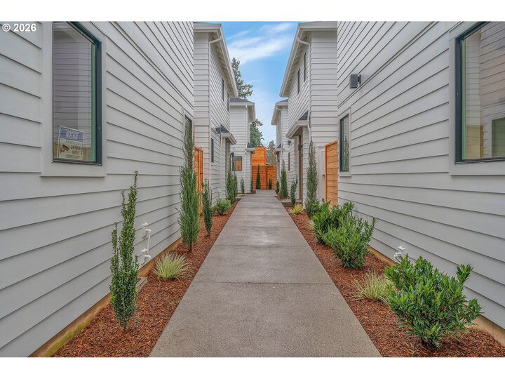 Property Photo:  6481 SE Ramona St C  OR 97206 