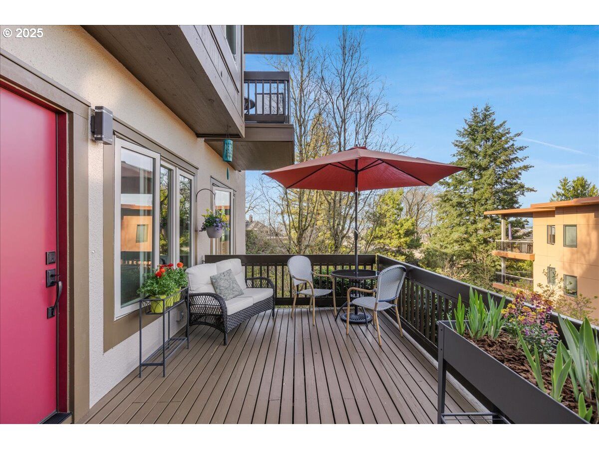 Property Photo:  724 NW Westover Cir  OR 97210 