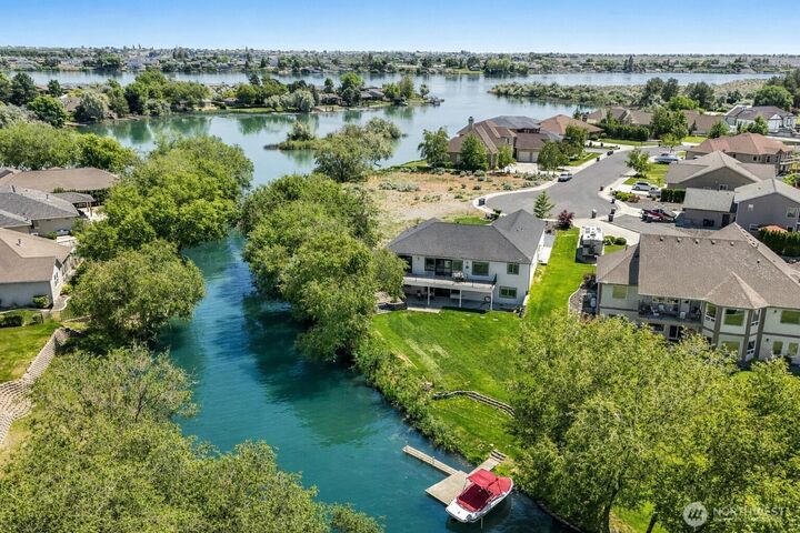Property Photo: 800 S Camas Place WA 98837