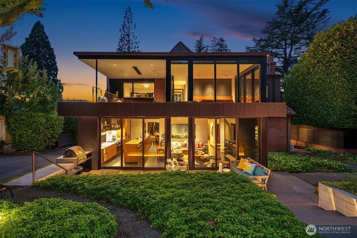 Property Photo:  1626  Federal Avenue E  WA 98102 