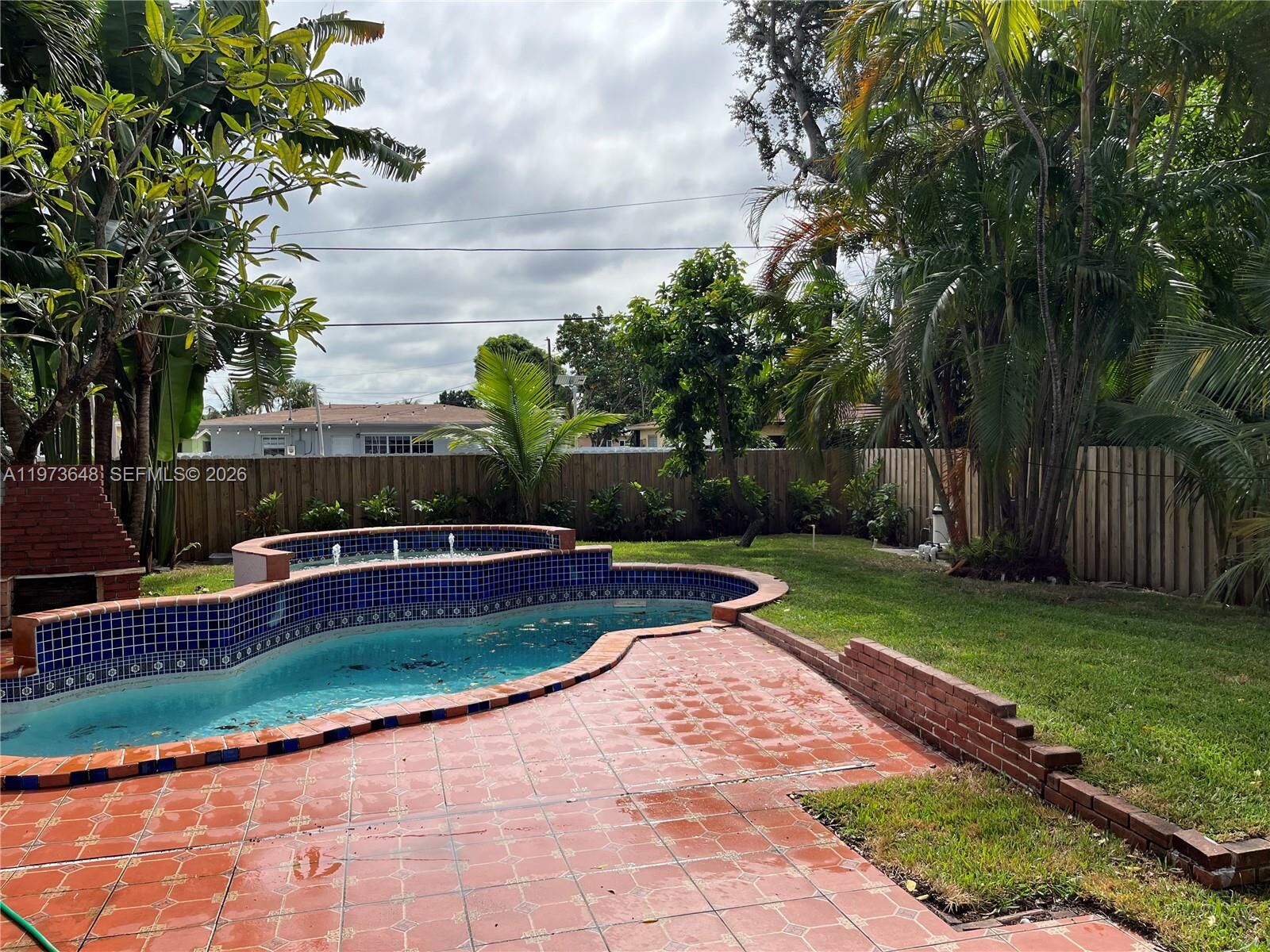 Property Photo:  550 NE 174th St  FL 33162 