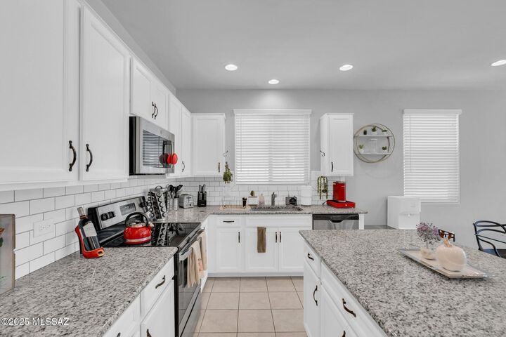 Property Photo: 6556 E Via Arroyo Azul AZ 85756