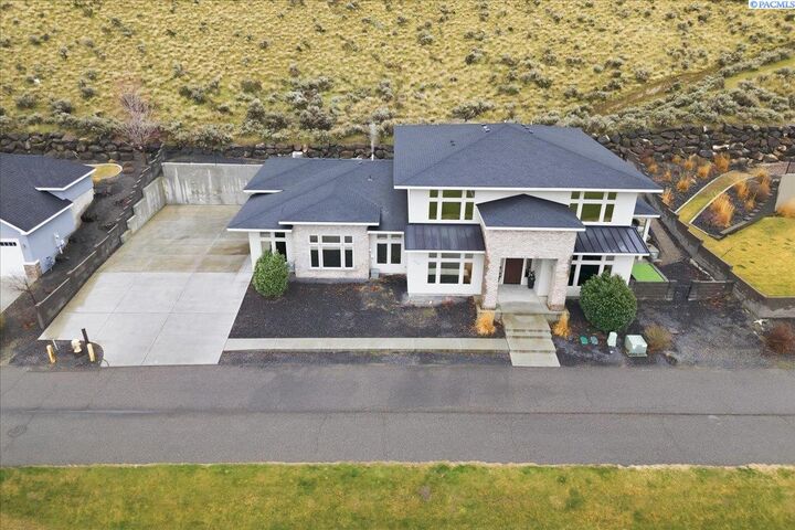 Property Photo:  915 Meadow Hills Dr  WA 99352 