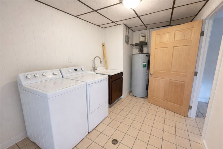 Property Photo:  927 Vance Ave Unit B  PA 15108 