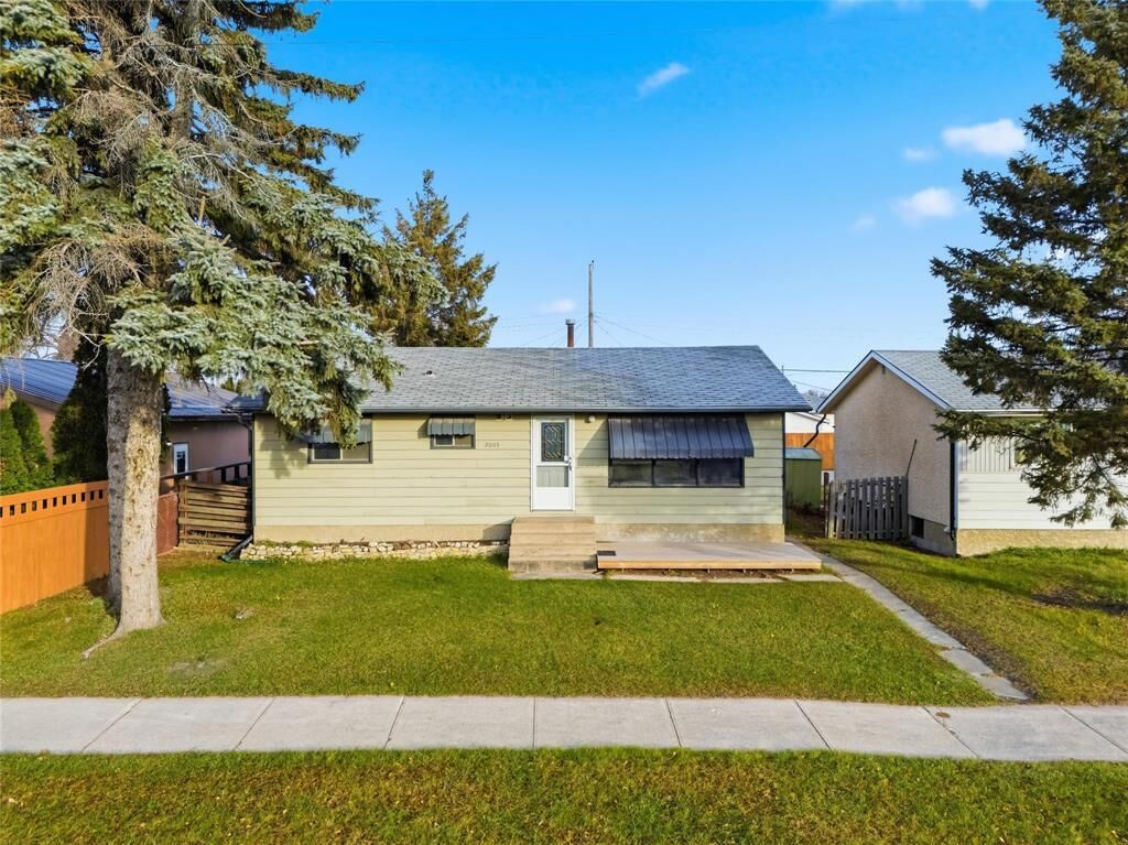 Property Photo:  2005 Selkirk Avenue  MB R2R 1R5 
