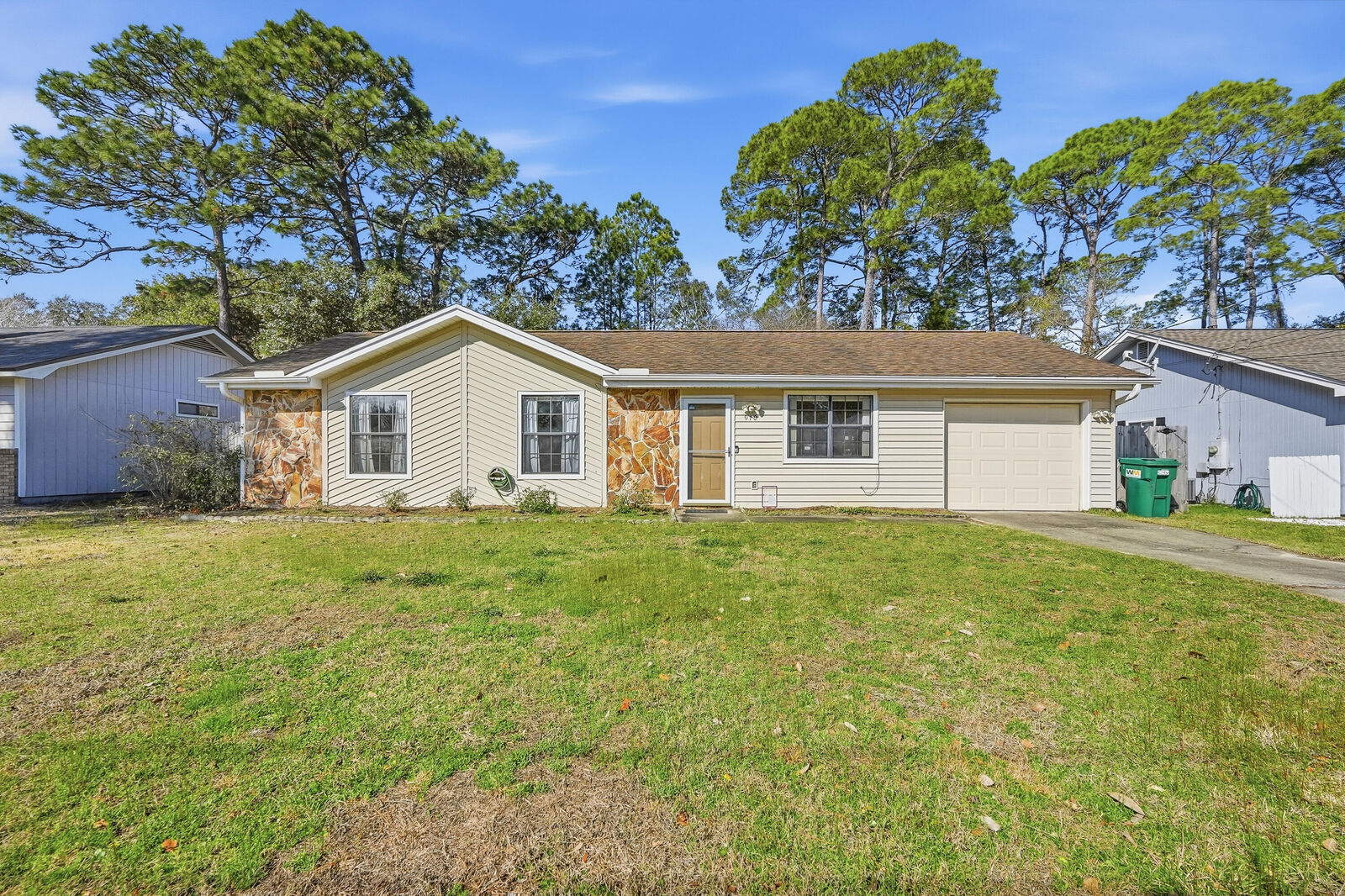 Property Photo:  910 Nutmeg Avenue  FL 32578 