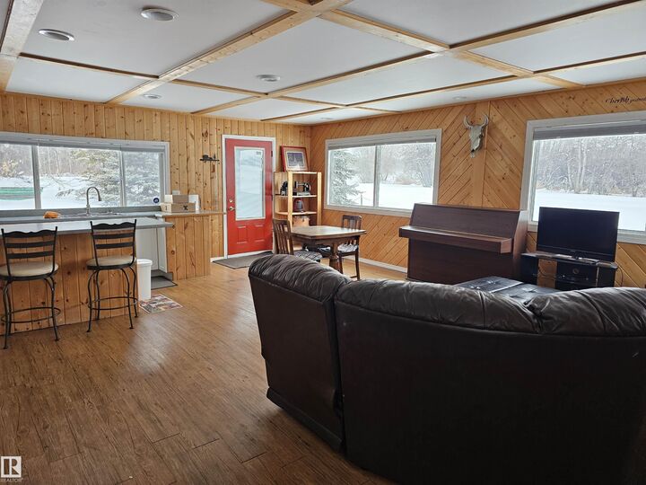 Property Photo:  215 2 Street  AB T0E 1A0 