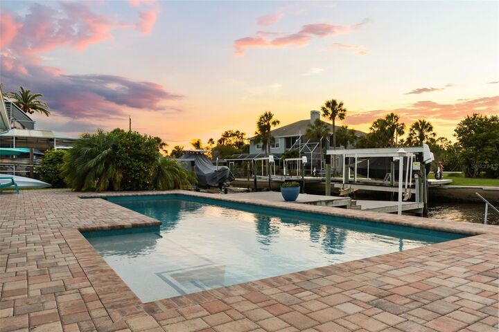 Property Photo:  4909 Shoreview Court  FL 34668 
