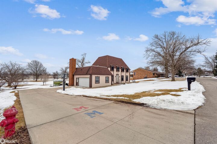 Property Photo:  1406 Fairway Drive  IA 50158 