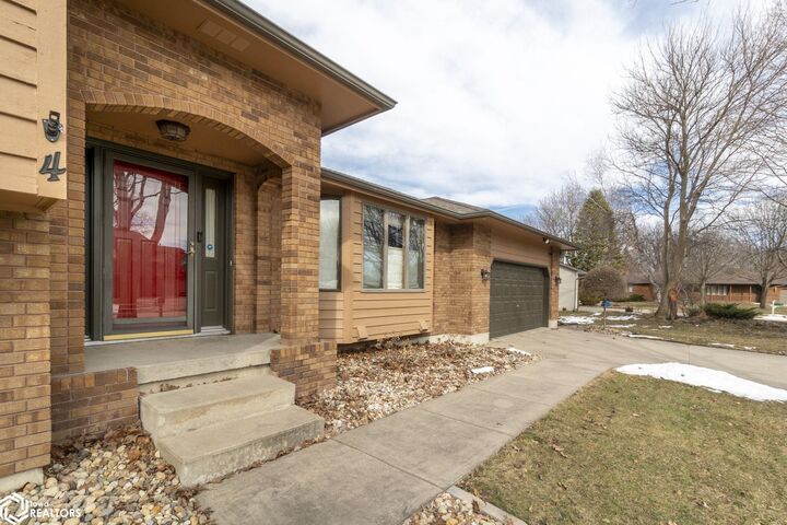 Property Photo:  4 Field Road  IA 50401 