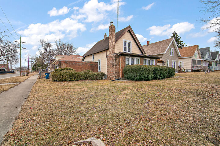 Property Photo:  810 S 4th Avenue  IL 60901 