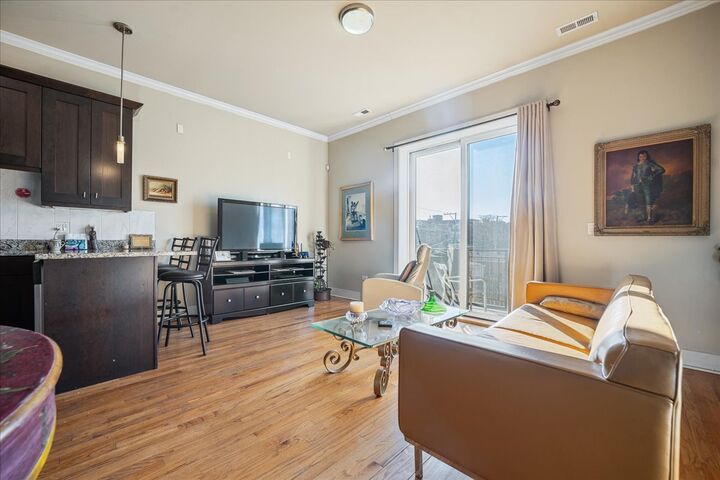 Property Photo: 207 E 31st Street 2G IL 60616