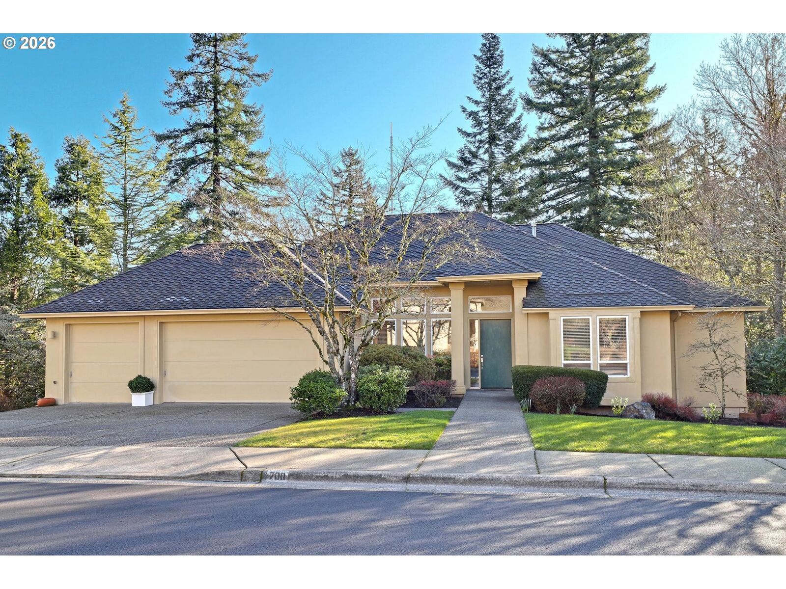 Property Photo: 700 SW 67th Pl OR 97225