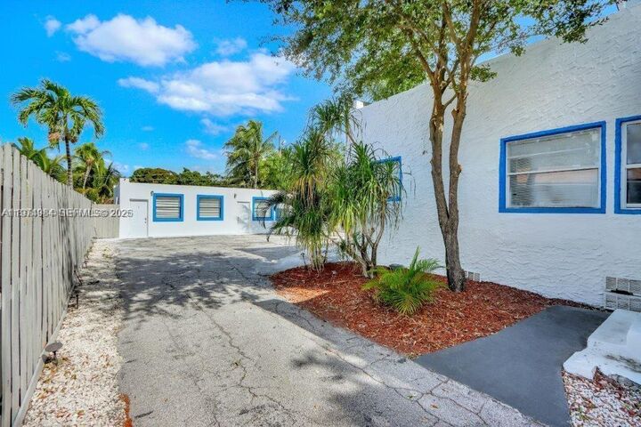 Property Photo:  505 SE 20th St 1  FL 33316 