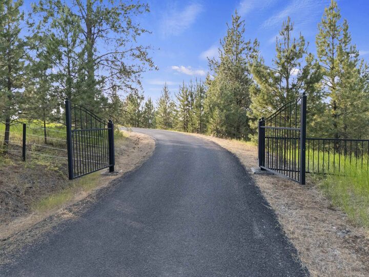 Property Photo: 10718 S Mica Vista Ln WA 99023