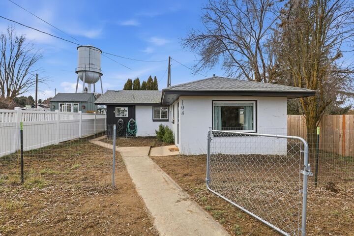 Property Photo:  104 W Adams St  WA 99134 