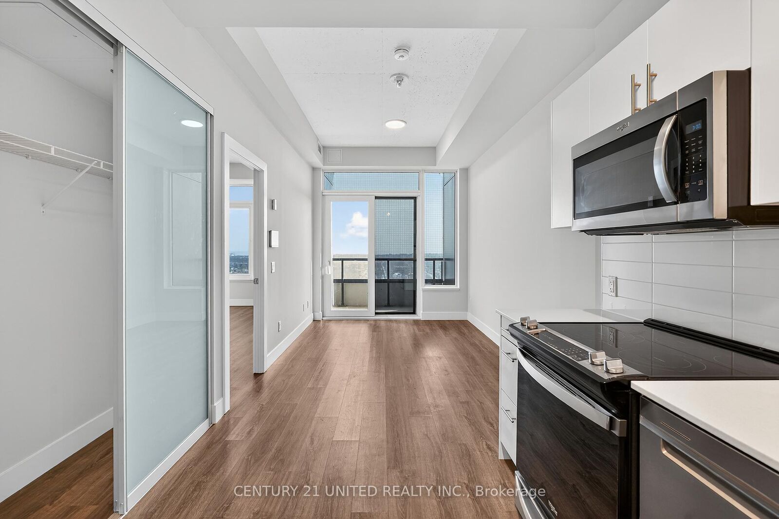 Property Photo: 80 Bond Street E 1807 ON L1G 0E6