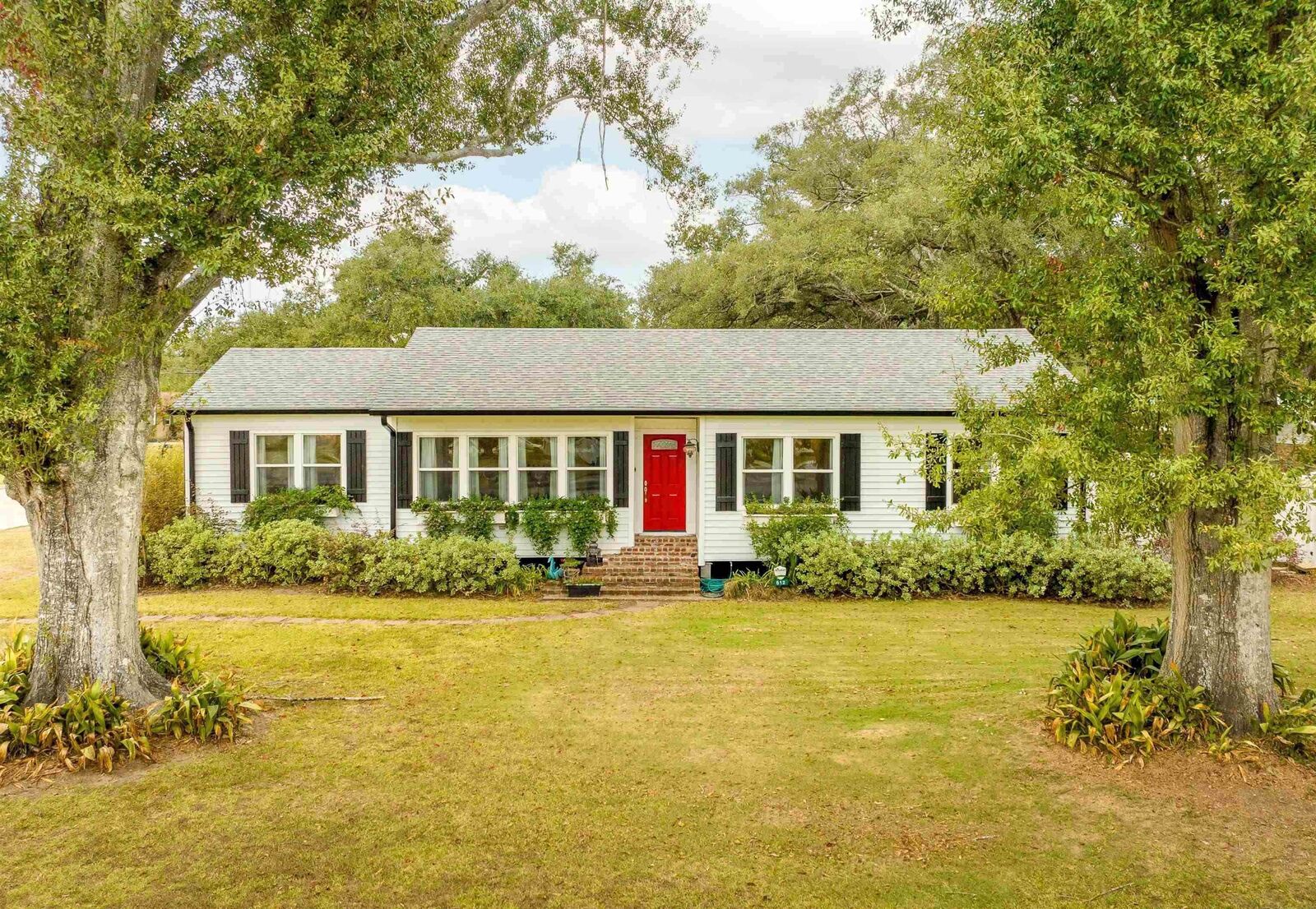 Property Photo:  512 Buena Vista Blvd  LA 70360 