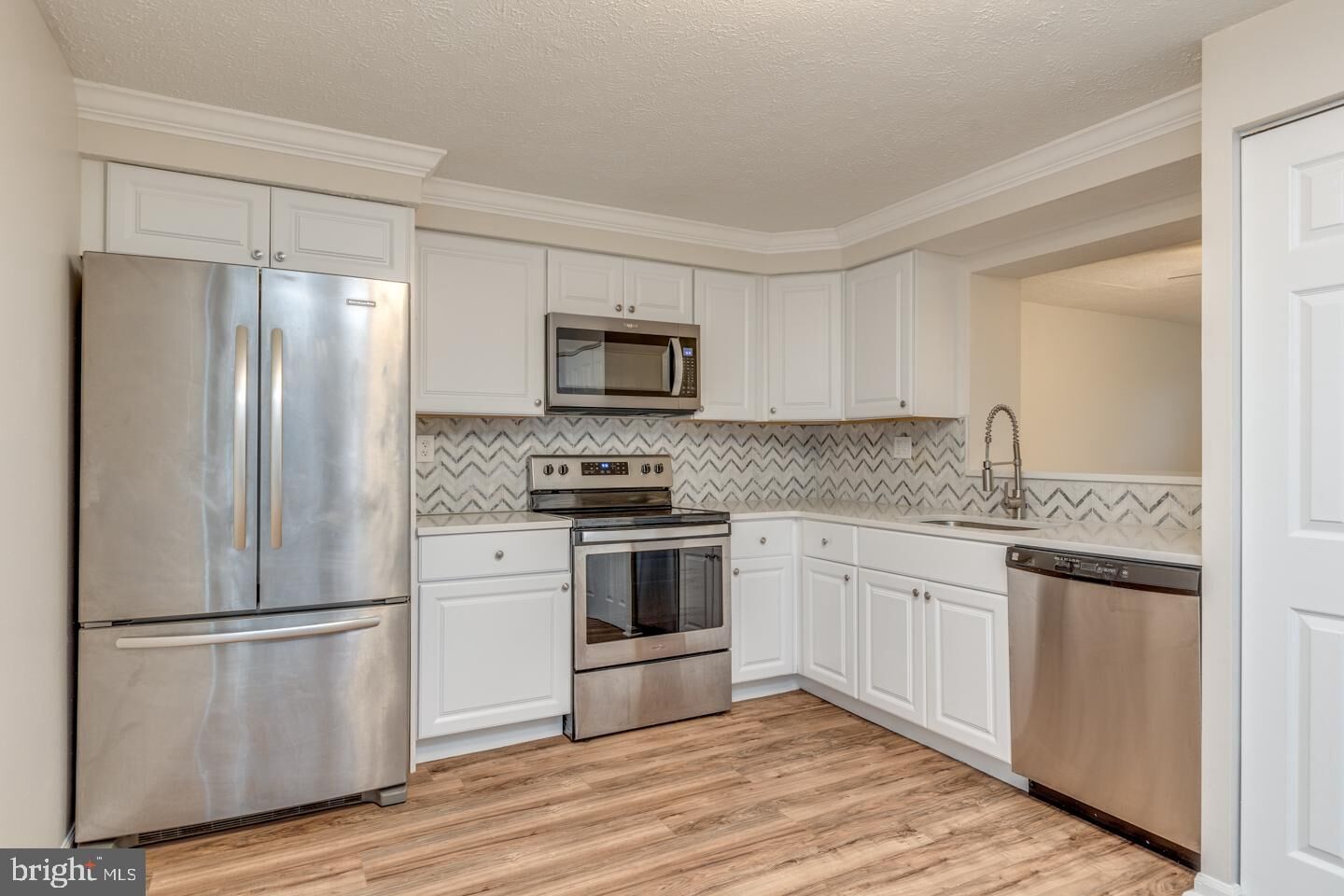 Property Photo:  6 Victoria Manor Court  NJ 08081 