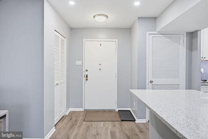 Property Photo:  5340 Holmes Run Parkway 1017  VA 22304 