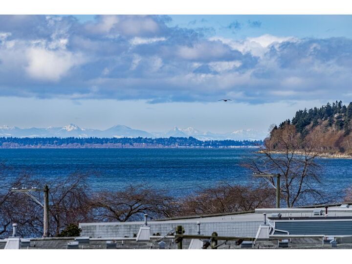 Property Photo:  14985 Victoria Avenue 2  BC V4B 1G2 
