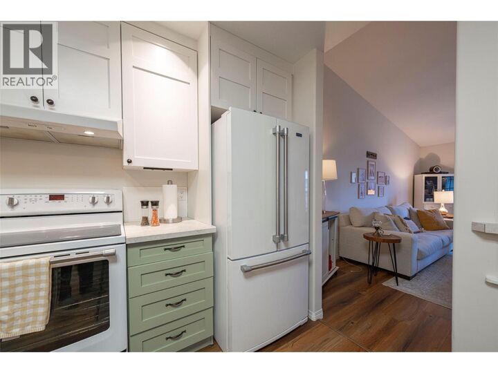 Property Photo: 501 Kildonan Avenue 2 BC V0E 1V2