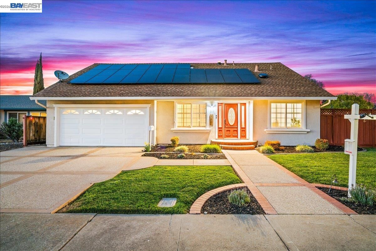 Property Photo:  552 Hanover St  CA 94551 