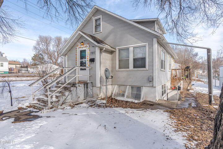 Property Photo:  725 18th Street  ND 58501 