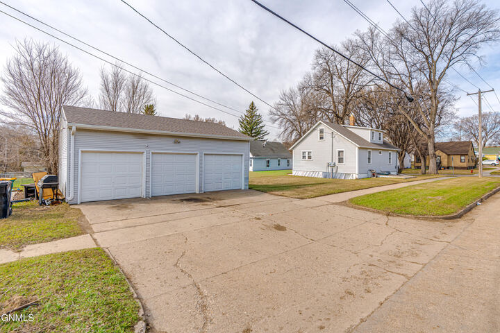 Property Photo:  725 18th Street  ND 58501 
