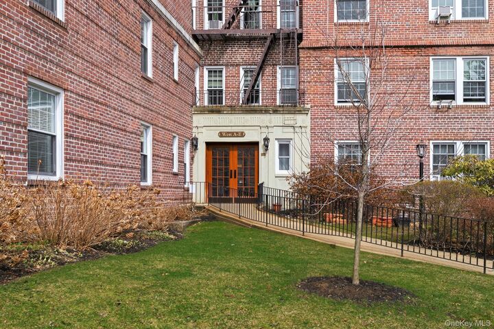 Property Photo:  300 S Broadway 2D  NY 10591 